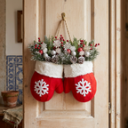 Coroa de Natal com luvas, versão sem luzes, pendurada numa porta de madeira clara