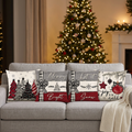 Quatro capas de almofada de Natal num sofá cinzento, junto à árvore iluminada