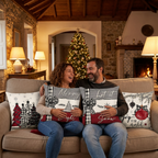 Casal a rir no sofá com as quatro almofadas de Natal, árvore iluminada ao fundo
