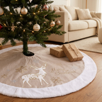 Saia para árvore de Natal com rena bordada debaixo da árvore, com dois embrulhos em papel kraft